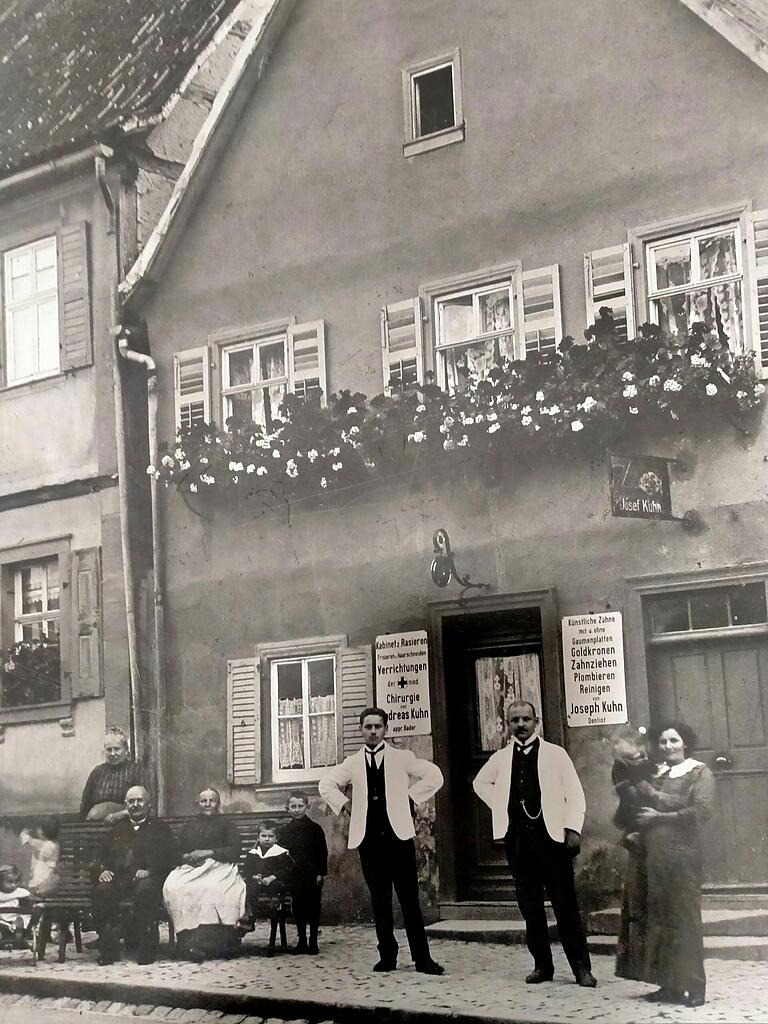 Die Brüder Andreas und Joseph Kuhn übten bis 1942 den Beruf des Baders und Friseurs in der Landgerichtsstraße 16 in Hofheim aus. Hinweis: Trotz sorgfältiger Recherche konnte der Rechteinhaber nicht ermittelt werden. Rechteinhaber werden gebeten, sich bei der Redaktion zu melden. Die Brüder Andreas und Joseph Kuhn übten bis 1942 den Beruf des Baders und Friseurs in der Landgerichtsstraße 16 in Hofheim aus. Hinweis: Trotz sorgfältiger Recherche konnte der Rechteinhaber nicht ermittelt werden. Rechteinhaber werden gebeten, sich bei der Redaktion zu melden.