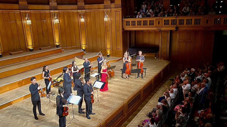 Anne-Sophie Mutter beim Kissinger Sommer 2023 im Max-Littmann-Saal des Regentenbaus. - Der Littmann-Saal gehört zu den zehn besten Konzertsälen weltweit. Das Foto zeigt Anne-Sophie Mutter beim Kissinger Sommer 2023 auf der Bühne. Anne-Sophie Mutter beim Kissinger Sommer 2023 im Max-Littmann-Saal des Regentenbaus. - Der Littmann-Saal gehört zu den zehn besten Konzertsälen weltweit. Das Foto zeigt Anne-Sophie Mutter beim Kissinger Sommer 2023 auf der Bühne.