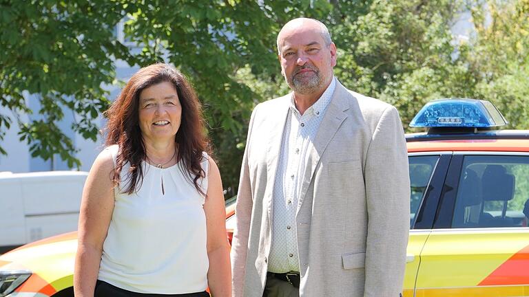 Christine Haupt-Kreutzer, Vorsitzende des Zweckverbandes für Rettungsdienst und Feuerwehralarmierung Würzburg, gratulierte Paul Justice, Geschäftsleiter, zur neuen Aufgabe. Christine Haupt-Kreutzer, Vorsitzende des Zweckverbandes für Rettungsdienst und Feuerwehralarmierung Würzburg, gratulierte Paul Justice, Geschäftsleiter, zur neuen Aufgabe.
