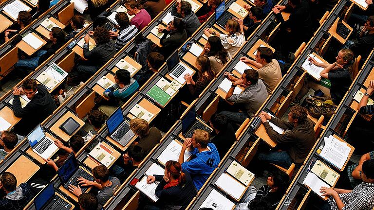 Uni–Alltag: Wie auf diesem Archivbild aus der Technischen Universität München sitzen in ganz Bayern Studenten in Hörsälen und zahlen dafür. Uni–Alltag: Wie auf diesem Archivbild aus der Technischen Universität München sitzen in ganz Bayern Studenten in Hörsälen und zahlen dafür.