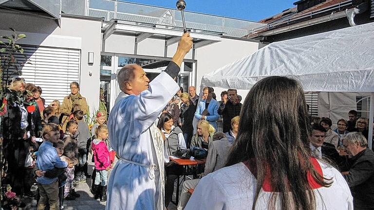 Zum Wohl der Kinder: Pfarrer Wiktor segnete  im Rahmen der Feierlichkeiten am Sonntag den umgebauten Kindergarten.