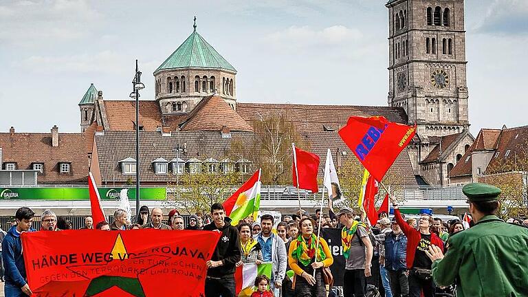 Rund 120 Teilnehmer forderten bei einem Marsch mit abschließender Kundgebung auf dem Marktplatz ein Ende der „politischen Unterdrückung gegen demokratische Kräfte und die kurdische Bevölkerung in der Türkei“. Rund 120 Teilnehmer forderten bei einem Marsch mit abschließender Kundgebung auf dem Marktplatz ein Ende der „politischen Unterdrückung gegen demokratische Kräfte und die kurdische Bevölkerung in der Türkei“.
