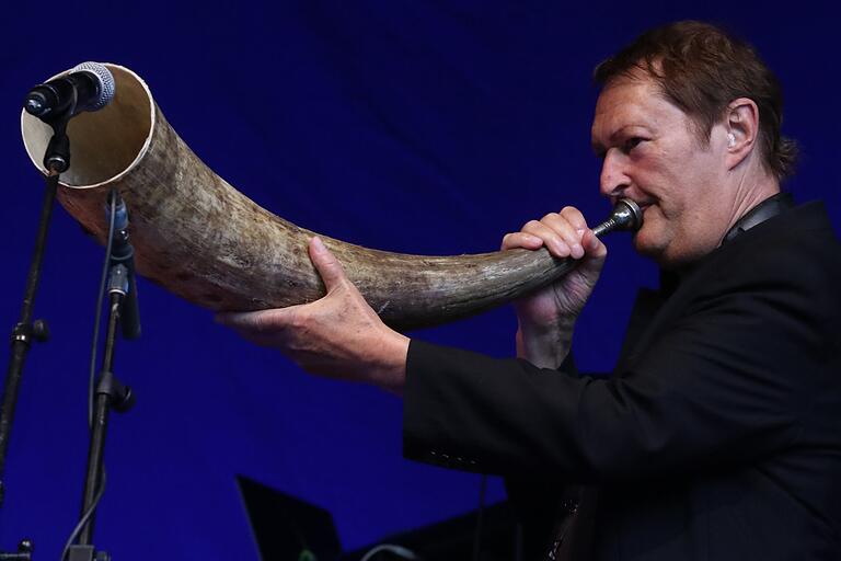 Auch Hans-Jürgen Buchner und seine Band 'Haindling' werden bei den 'Songs an einem Sommerabend' dabei sein. Auch Hans-Jürgen Buchner und seine Band 'Haindling' werden bei den 'Songs an einem Sommerabend' dabei sein.