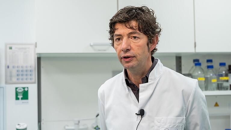Wurde zum Gesicht der Corona-Krise: Christian Drosten, Direktor des Instituts für Virologie an der Charité in Berlin, forscht seit Jahren an Corona-Viren und entwickelte den Test zum Nachweis einer Infektion. Wurde zum Gesicht der Corona-Krise: Christian Drosten, Direktor des Instituts für Virologie an der Charité in Berlin, forscht seit Jahren an Corona-Viren und entwickelte den Test zum Nachweis einer Infektion. 