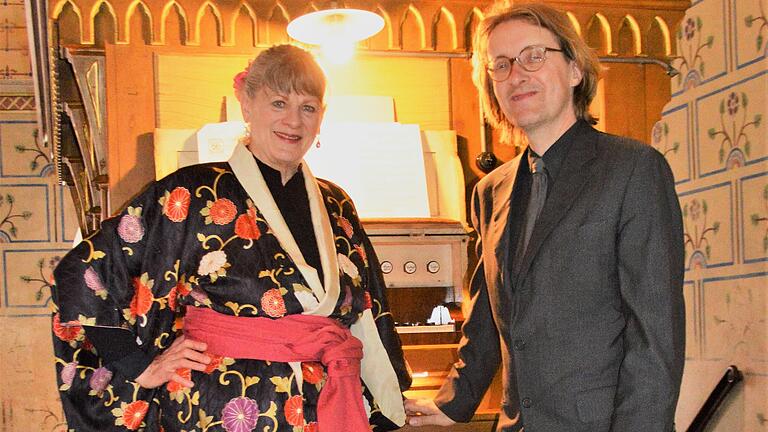 In dem „Orgel und Mehr“- Konzert bringen Tenor Jan Kobow und Organistin Lucy Hallman Russell Werke aus dem halben Jahrhundert nach der Entstehungzeit (1865) der Schlimbach Orgel zu Gehör. In dem „Orgel und Mehr“- Konzert bringen Tenor Jan Kobow und Organistin Lucy Hallman Russell Werke aus dem halben Jahrhundert nach der Entstehungzeit (1865) der Schlimbach Orgel zu Gehör.