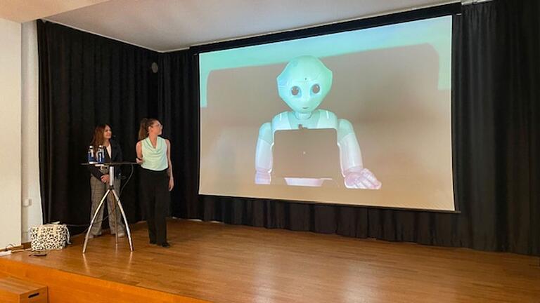 Forschung aktuell: Vorstellung des sozialen Roboters.