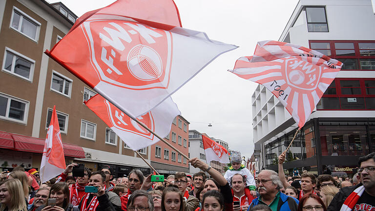 Aufstiegsfeier Kickers       -  Tausende Menschen feiern am Mittwoch (25.05.16) in der Eichhornstraße in Würzburg die Kickers. Die Mannschaft hatte gestern mit einem Sieg in der Relegation gegen Duisburg den Aufstieg in die 2. Bundesliga klargemacht.