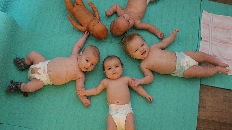 Die Babys sind bereit, die Massage kann losgehen. Mit im Kreis liegt auch die Puppe, an der Christina Wittstadt die Übungen vormacht. Die Babys sind bereit, die Massage kann losgehen. Mit im Kreis liegt auch die Puppe, an der Christina Wittstadt die Übungen vormacht.