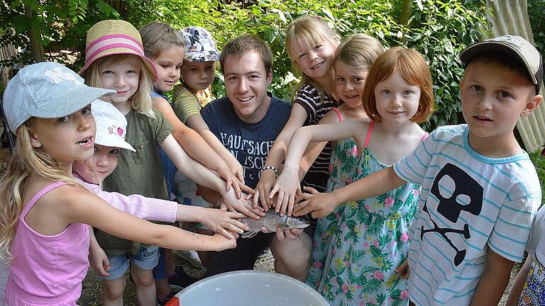 Die Mädchen und Buben des Bad Bockleter Kindergartens machten diesmal einen Ausflug zu den Fischteichen in Hassenbach. Mit im Bild Teich-Pächter Christoph Hein. Fotos: Isolde Krapf Die Mädchen und Buben des Bad Bockleter Kindergartens machten diesmal einen Ausflug zu den Fischteichen in Hassenbach. Mit im Bild Teich-Pächter Christoph Hein. Fotos: Isolde Krapf