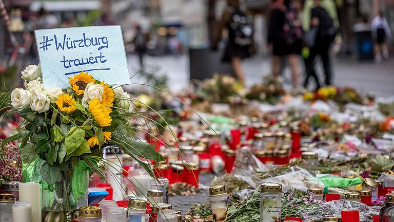 Nach der Messerattacke nahmen viele Menschen am Barbarossaplatz in Würzburg Anteil, zündeten Kerzen an oder legten Blumen nieder.