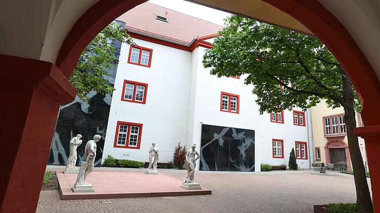 Heute tauchen die verschwommenen Formen des Schadographien, die an Röntgenbilder erinnern, als hinterleuchtete Motive an den Außenfassaden des neuen Museums auf. Heute tauchen die verschwommenen Formen des Schadographien, die an Röntgenbilder erinnern, als hinterleuchtete Motive an den Außenfassaden des neuen Museums auf.