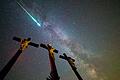 So ähnlich könnte der Himmel über der Rhön am späten Montagabend geleuchtet haben. Aktuell ist dieses Foto aber nicht. Der Meteor-Schnappschuss ist Motty Henoch in der Zeit der Perseiden 2020 am Kreuzberg gelungen.