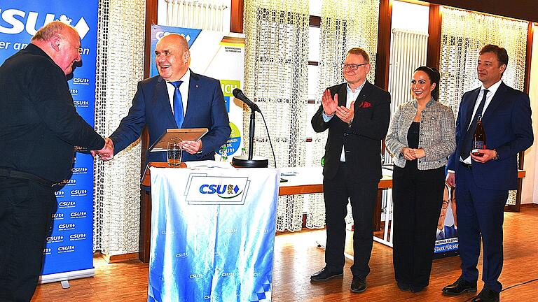 'Bürgerschaftliches Engagement ist die Seele unserer Gesellschaft' (von links): Werner Dorbath, Ortsvorsitzender Christian Schulz, Dr. Uwe Zimmermann, Dr. Hülya Düber und Kreisvorsitzender Wolfgang Roth 'Bürgerschaftliches Engagement ist die Seele unserer Gesellschaft' (von links): Werner Dorbath, Ortsvorsitzender Christian Schulz, Dr. Uwe Zimmermann, Dr. Hülya Düber und Kreisvorsitzender Wolfgang Roth