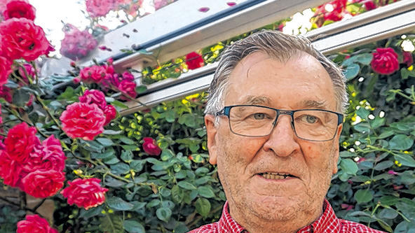 Bauarbeiten gehen sehr langsam voran
Der Bibergauer
„Wir Bibergauer leiden unter der Baustelle natürlich besonders. Der ganze Verkehr geht durch den Ort, viele fahren dabei zu schnell. Ich persönlich fahre über den Dettelbacher Weg nach Dettelbach. Nachdem der aber gesperrt wird, bleibt mir nur ein Umweg über Euerfeld. Die Bauarbeiten gehen meiner Meinung nach sehr langsam voran – eine halbseitige Sperrung wäre die bessere Lösung gewesen!“ Michael Hartmann (Bibergau). Bauarbeiten gehen sehr langsam voran
Der Bibergauer
„Wir Bibergauer leiden unter der Baustelle natürlich besonders. Der ganze Verkehr geht durch den Ort, viele fahren dabei zu schnell. Ich persönlich fahre über den Dettelbacher Weg nach Dettelbach. Nachdem der aber gesperrt wird, bleibt mir nur ein Umweg über Euerfeld. Die Bauarbeiten gehen meiner Meinung nach sehr langsam voran – eine halbseitige Sperrung wäre die bessere Lösung gewesen!“ Michael Hartmann (Bibergau).