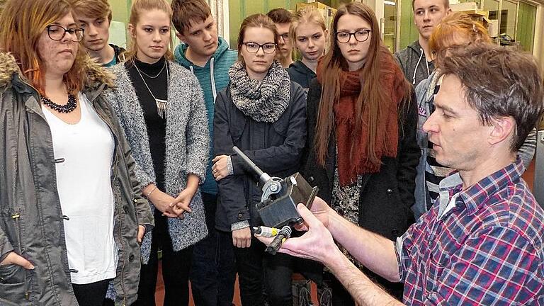 Über die praktische Anwendung von chemischen Prozessen informierten sich die Schüler und Schülerinnen der Q11 beim Besuch der Firma Erhard.