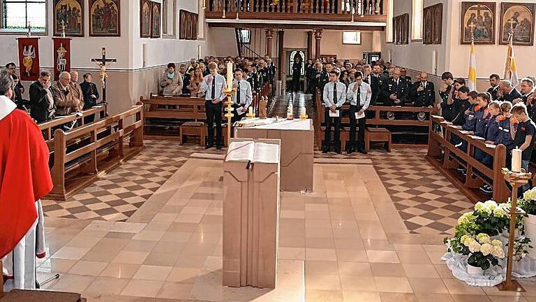 Pater Zacharias Heyes OSB, Notfallseelsorger im Landkreis Kitzingen, feierte mit fast 200 Feuerwehrleuten Gottesdienst in der Pfarrkirche St. Michael in Euerfeld. Pater Zacharias Heyes OSB, Notfallseelsorger im Landkreis Kitzingen, feierte mit fast 200 Feuerwehrleuten Gottesdienst in der Pfarrkirche St. Michael in Euerfeld.