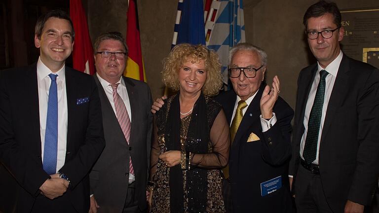 Ehrung von Alt-OB Klaus Zeitler im Wenzelsaal: (von links) Dr. Peter Hoeres, Bürgermeister Adolf Bauer, Tochter Anne Christin Zeitler, Klaus Zeitler und OB Christian Schuchardt. Foto: Georg Wagenbrenner