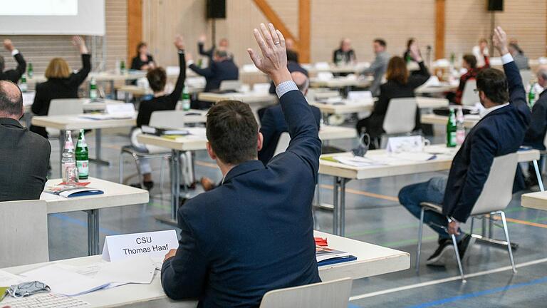 Eine Mehrheit aus CSU- und SPD-Kreisräten wählten im Würzburger Kreistag die SPD-Frau Christine Haupt-Kreutzer zur stellvertretenden Landrätin. Das stößt der zweitstärksten Fraktion, den Grünen, sauer auf. Eine Mehrheit aus CSU- und SPD-Kreisräten wählten im Würzburger Kreistag die SPD-Frau Christine Haupt-Kreutzer zur stellvertretenden Landrätin. Das stößt der zweitstärksten Fraktion, den Grünen, sauer auf.