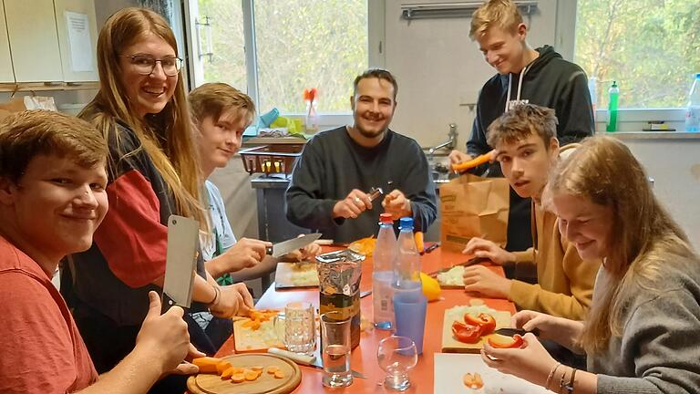 Gemeinsam kochen macht Spaß. Gemeinsam kochen macht Spaß.