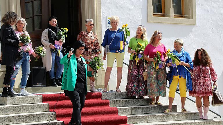 Höhepunkt des diesjährigen Maimarktes war die Modenschau, die von 'Diana's Fashion Shop' auf der Rathaustreppe präsentiert wurde. Zahlreiche Gäste genossen die Show, die von Shop-Inhaberin Diana Umminger, ihrem Helferteam und den Stadt-Nath(dine's) organisiert worden war.