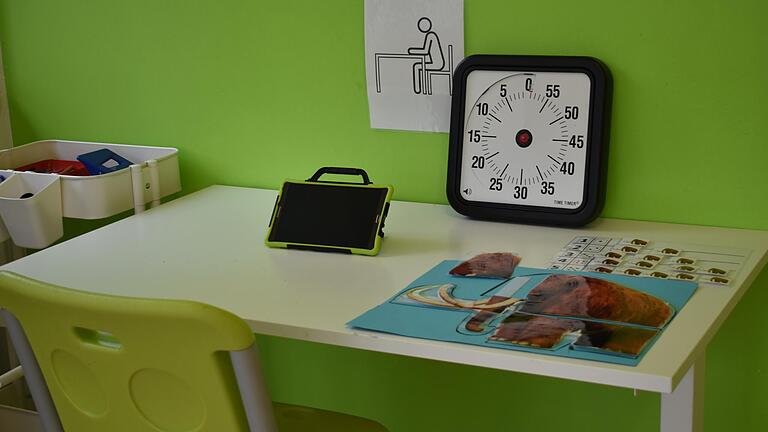 Eines der Therapiezimmer im&nbsp; Rhöner Autismus Therapie Zentrum Unsleben. Für Menschen mit Autismus-Spektrums-Störung ist es wichtig, dass der Raum gut strukturiert, reizarm und schallisoliert gestaltet ist.