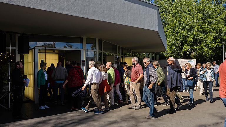 Farewell-Party im Theater Schweinfurt: Die Besucher hatten die Möglichkeit, das Haus vom tiefsten Keller bis zur zweiten Galerie in Führungen zu erforschen. Das Angebot wurde gut und gerne genutzt.