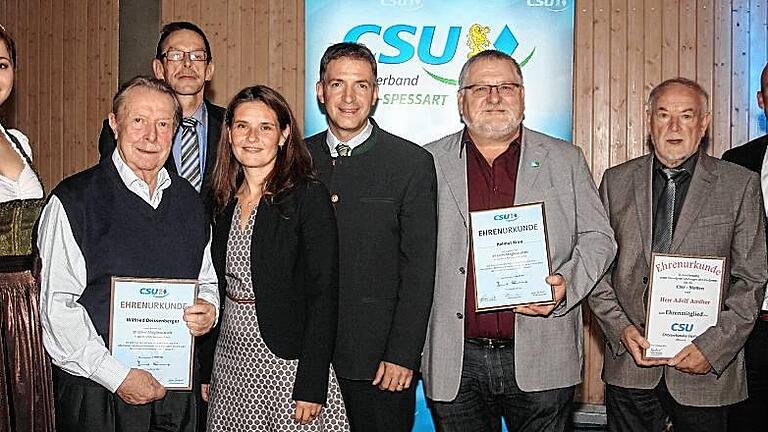 Bei der Feier zum 70-jährigen Bestehen des CSU-Ortsvereins Stetten wurden langjährige Mitglieder geehrt. Im Bild von links: die Stettener Weinprinzessin Sophia Kron, Wilfried Deißenberger, der Vorsitzende André Burkard, die stellvertretende Landrätin Sabine Sitter, Thorsten Schwab (MdL), Helmut Kron, Adolf Amthor und Alexander Hoffmann (MdB).