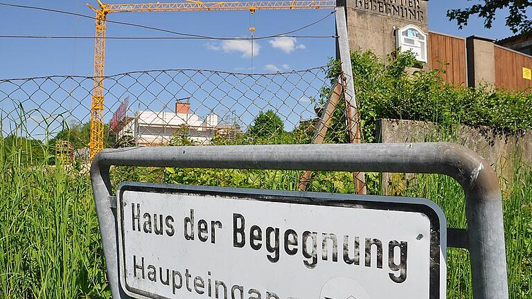 Die alten Schilder stehen noch. Doch in zwei Jahren soll das ehemalige &bdquo;Haus der Begegnung&ldquo; der Diakonie am Ellertshäuser See zu einer schicken Eigentumsferienwohnanlage umgebaut sein.