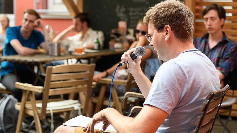 Freie Autorinnen und Autoren lasen im Café Wunschlos Glücklich in der Innenstadt aus ihren Werken. Im Rahmen des Projekts 'Infinite Monkey' finden seit 2012 regelmäßig offene Lesebühnen statt.