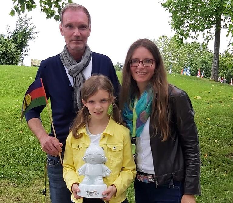 Leni Mergler mit Mama und Papa in Mainz.