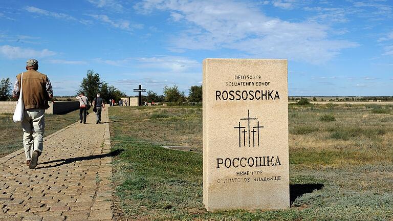 Der Zugangsbereich des Soldatenfriedhofes Rossoschka bei Wolgograd (1925 bis 1961: Stalingrad), der vom Volksbund Deutsche Kriegsgräberfürsorge angelegt wurde und gepflegt wird.