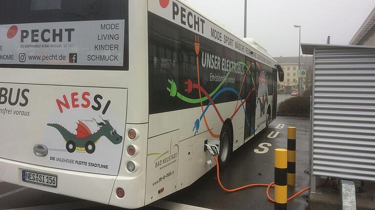 Der Elektrobus Nessi 2 an der Stromtankstelle in der Siemensstraße.