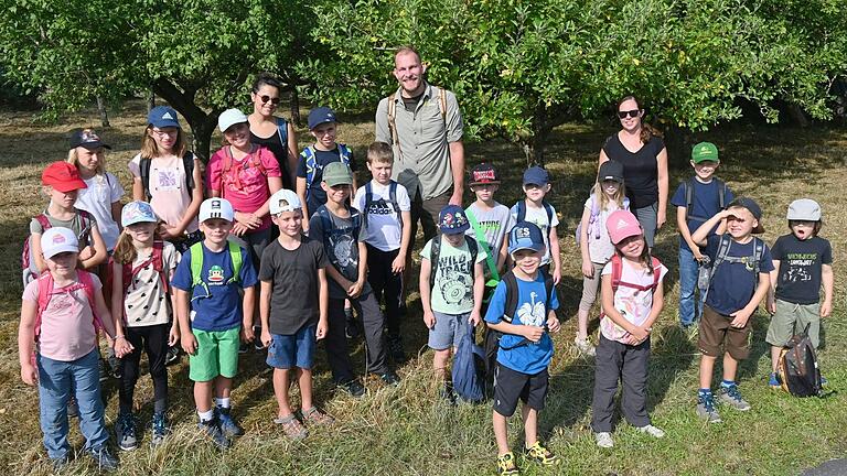 Auf der Spurensuche von Tieren und Pflanzen. Das Foto zeigt die teilnehmenden Kinder und in der hinteren Reihe (von links) Tanja Lösch, Naturpark-Ranger Alexander Schneider und Vanessa Dorsch.