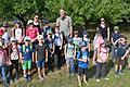 Auf der Spurensuche von Tieren und Pflanzen. Das Foto zeigt die teilnehmenden Kinder und in der hinteren Reihe (von links) Tanja Lösch, Naturpark-Ranger Alexander Schneider und Vanessa Dorsch.