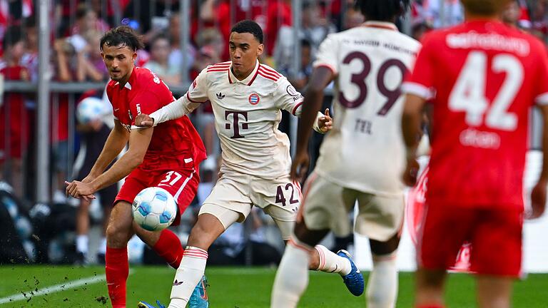 Bayern München - SC Freiburg       -  Bevor die heutigen Bayern-Profis gegen Freiburg spielten, wurden die Europokalsieger von 1974 geehrt.