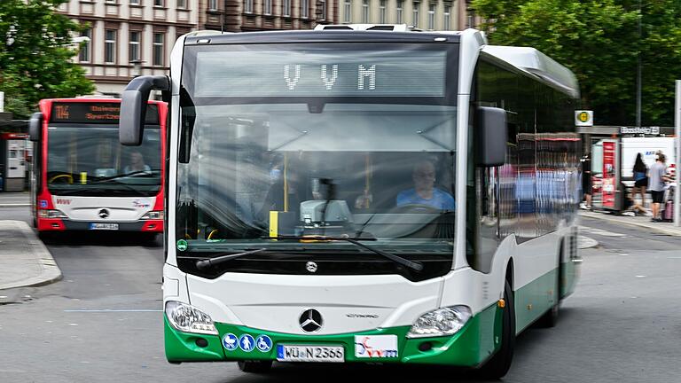 ÖPNV in Würzburg: Busse der WVV und des VVM am Würzburger Busbahnhof am Hauptbahnhof. ÖPNV in Würzburg: Busse der WVV und des VVM am Würzburger Busbahnhof am Hauptbahnhof.
