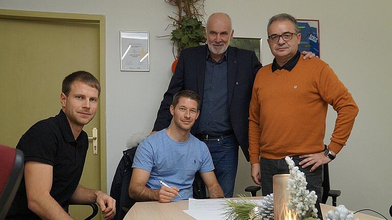 Allseits Zufriedenheit über den Deal: Soeben hat Bastian Steger (2. v.li.) den Vertrag unterschrieben. Für das Zustandekommen sorgten (von links) Thortsen Eckart (1. Vorsitzender des TSV Bad Königshofen), Andy Albert (Manager) und Udo Braungart (Sportlicher Leiter Tischtennis).