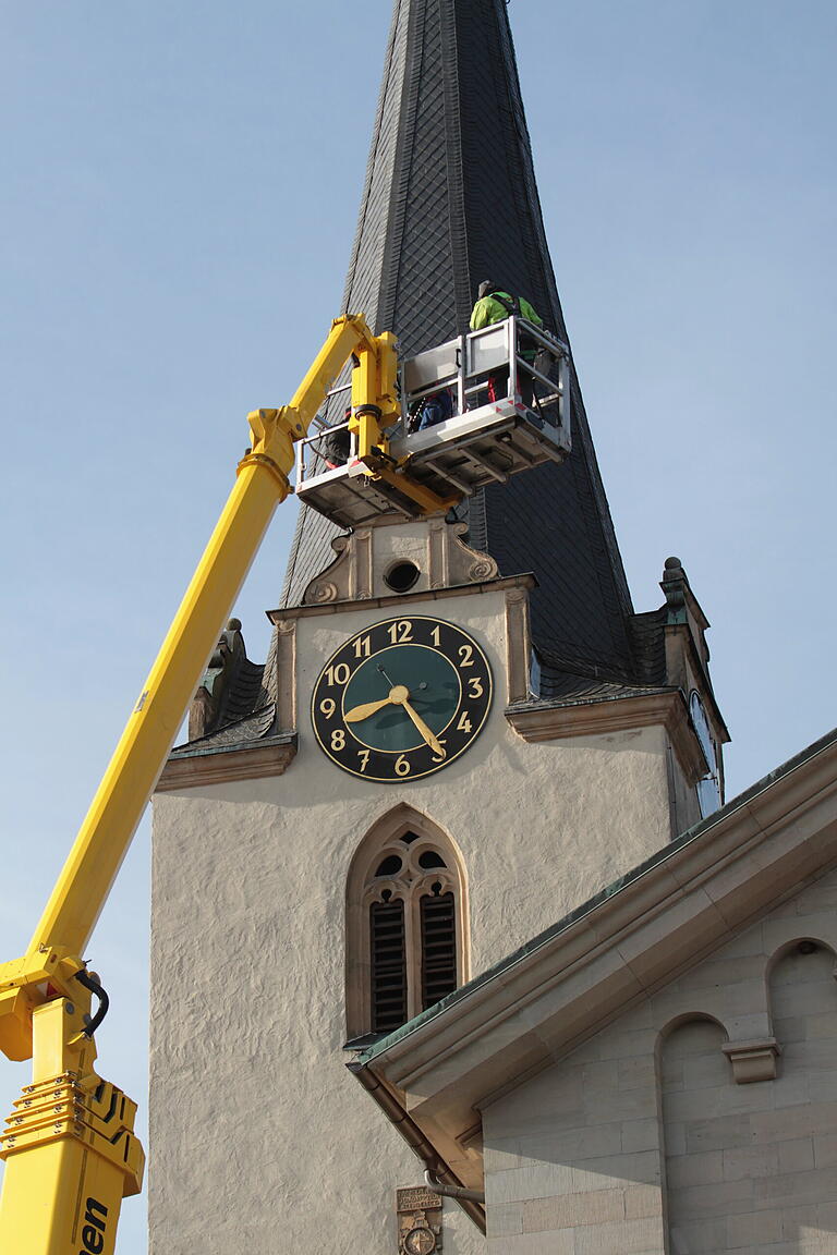 Hinauf auf die Turmspitze geht es mithilfe des Autokrans und der Arbeitsbühne.