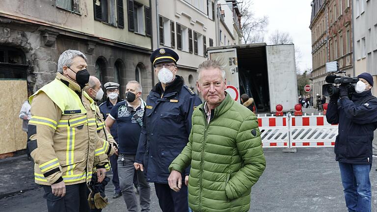 Oberbürgermeister Thomas Jung (Mitte) besichtigt die Unglückstelle in dem Fürther Wohngebiet. Oberbürgermeister Thomas Jung (Mitte) besichtigt die Unglückstelle in dem Fürther Wohngebiet.