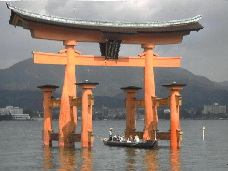 Manche japanischen Torii, wie hier das Heiligtum des Schreins von Miyajima, scheinen direkt im Wasser zu schweben.