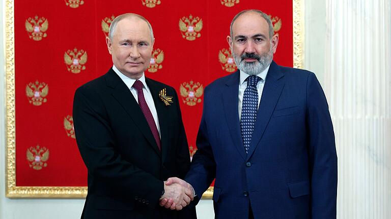 Beziehungen zwischen Russland und Armenien kriseln       -  Trotz Handshake: Die Beziehungen zwischen Kremlchef Putin und Armeniens Premier Paschinjan gelten als gespannt. (Archivbild)