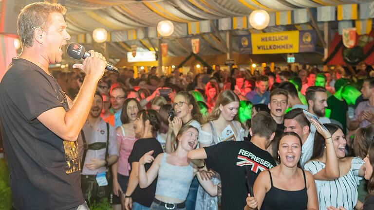 Super Stimmung mit dem Mallorca Ballermann Star Peter Wackel im Festzelt der Laurenzimesse in Marktheidenfeld.