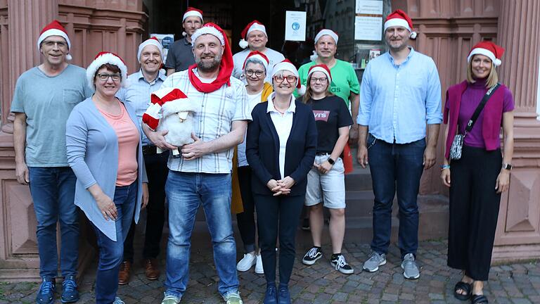 Zwölf Personen haben den Lohrer Weihnachtsmarktverein gegründet. Der Vorstand besteht aus (vorne von links): Ingrid Werner, Uwe Gottschalk und Christiane Werthmann.&nbsp;