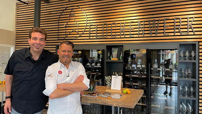 Der Fernsehkoch Mike Süsser (rechts) ist für die Sendung 'Mein Lokal, Dein Lokal' zu Besuch bei Andreas Bundschuh im Flockenwerk in Ochsenfurt.