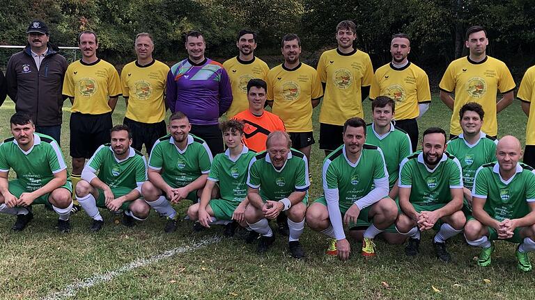 Die beiden Fußballmannschaften 'Chain Gang' Ibind (stehend) und Landjugend Hohnhausen. Links Schiedsrichter Heinz Schmidt.