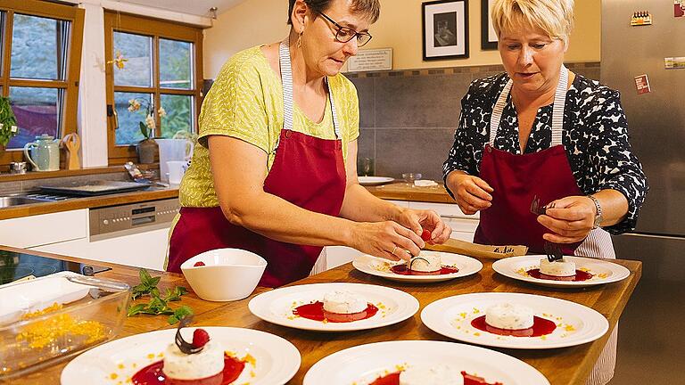 Das Auge isst mit: Barbara Baumann (rechts) richtet, unterstützt von ihrer Freundin Barbara Römer, den Nachtisch an.