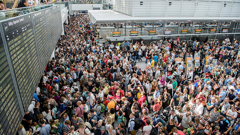 Terminal 2 am Flughafen München gesperrt       -  Tausende Menschen waren am Samstag in Terminal 2 des Münchner Flughafens gestrandet.