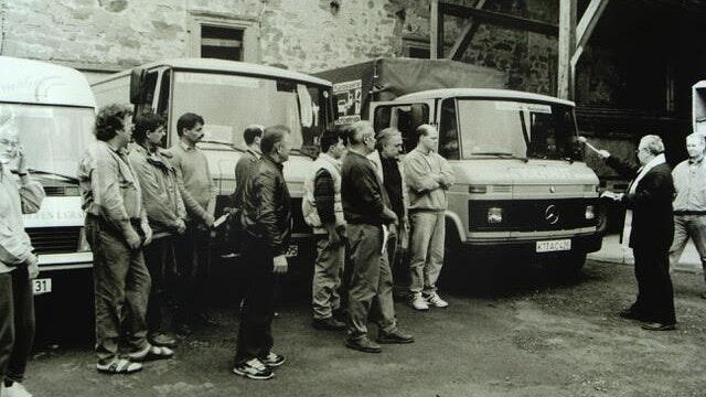 Bereit zur Abfahrt: Den Reisesegen erteilte Pfarrer Hans Beetz (zweiter von rechts) dem ersten Hilfstransport für Rumänien. Bereit zur Abfahrt: Den Reisesegen erteilte Pfarrer Hans Beetz (zweiter von rechts) dem ersten Hilfstransport für Rumänien.