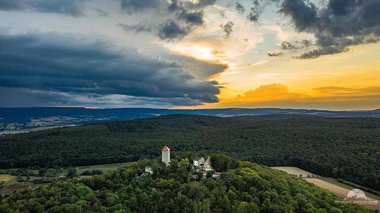 Die Ostheimer Lichtenburg wacht über das Streutal und die Rhön.