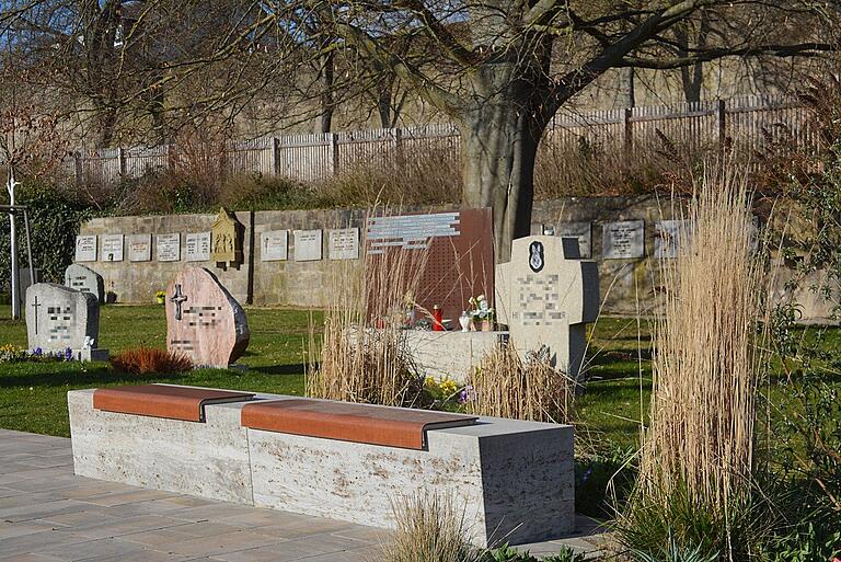 Im Bad Neustädter Friedhof gibt es bereits einige Bereiche mit Sitzmöglichkeiten, deren Umfeld entsprechend gestaltet ist.